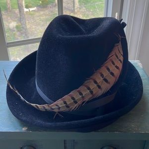 Gwynn  PENNINGTON EXCLUSIVE HAT WITH FEATHER .